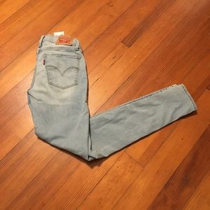 🌸 Levi’s light wash jeans